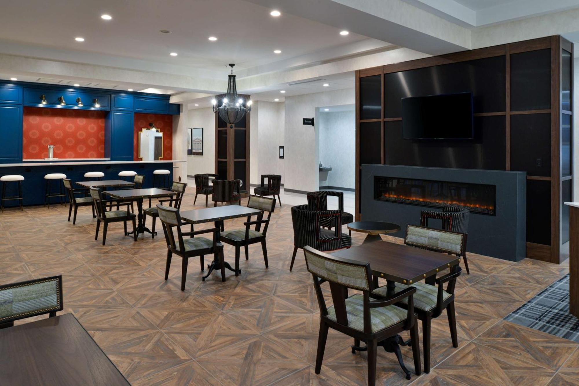 Hampton Inn & Suites Greensboro Downtown, Nc Экстерьер фото